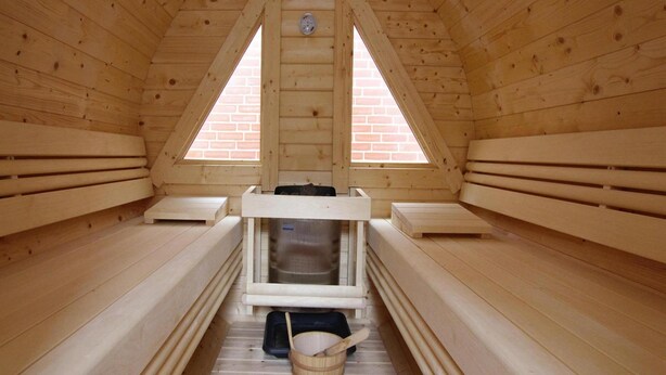 A wooden sauna with benches, a bench seat, a bench backrest, a bench leg, a bench base, a bench floor, a bench wall, a bench headrest, a bench seat cushion, a bench backrest cushion, a bench leg cushion, a bench base cushion, a bench floor cushion, a bench wall cushion, a bench headrest cushion, a bench seat cushion, a bench backrest cushion, a bench leg cushion, a bench base cushion, a bench floor cushion, a bench wall cushion, a bench headrest cushion, a bench seat cushion, a bench backrest cushion, a bench leg cushion, a bench base cushion, a bench floor cushion, a bench wall cushion, a bench headrest cushion, a bench seat cushion, a bench backrest cushion, a bench leg cushion, a bench base cushion, a bench floor cushion, a bench wall cushion, a bench headrest cushion, a bench seat cushion, a bench backrest cushion, a bench - Ferienwohnung in Westerland (Sylt)