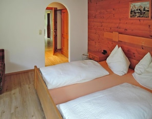 Apartment | 2 bedrooms, individually furnished, bed sheets