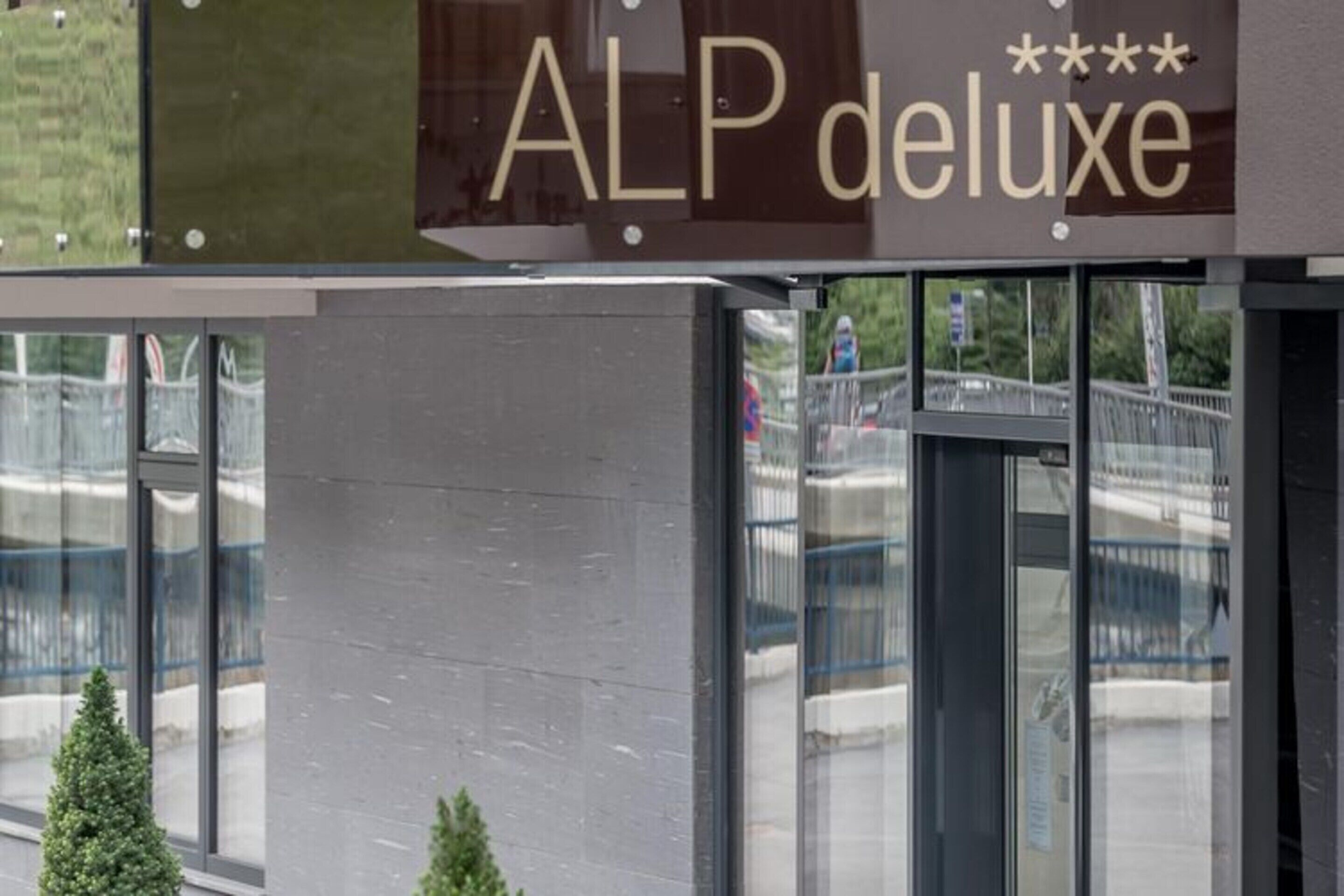 Un edificio con un letrero que dice "ALP deluxe".