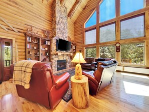 Smart-TV, Kamin, DVD-Player, Bücher