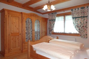 4 habitaciones y muebles diferentes 