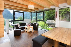 Apartment | Living room - Apartment in Hohe Tauern With Mountain Views (Neukirchen am Grossvenediger)