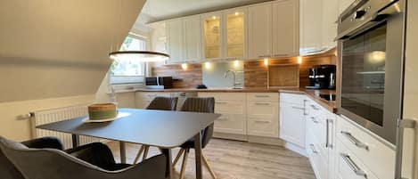 Appartement | Privékeuken | Een kinderstoel