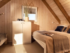 Casa | 2 habitaciones, tabla de planchar con plancha y muebles diferentes 