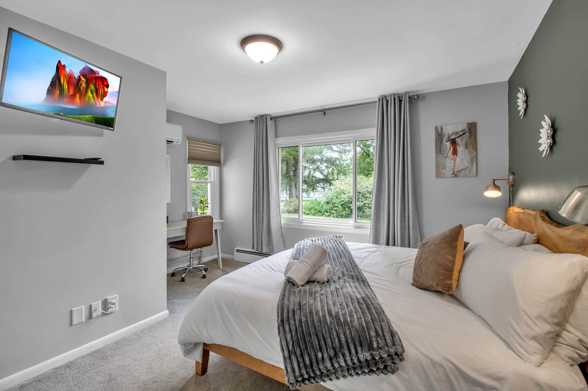 5 bedrooms, iron/ironing board, WiFi, bed sheets