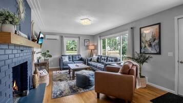 Televisio, takka, pöytäjalkapallopöytä