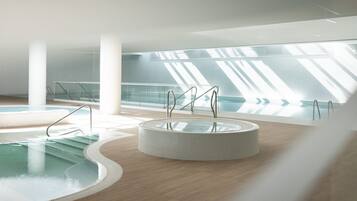 Una piscina techada, una piscina al aire libre