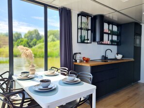 Mobil Karavan | Tempat makan