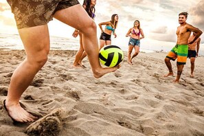 A beach scene with people playing volleyball. - Holiday Homes Close to the Seaside Beach (Darlowo)