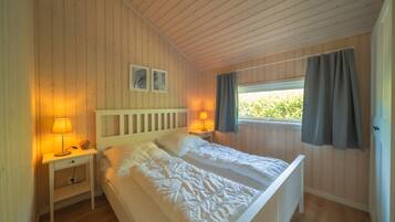 3 habitaciones, muebles diferentes y tabla de planchar con plancha