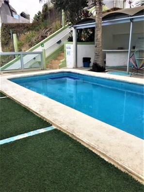 حمّام سباحة خارجي