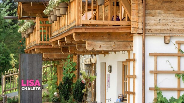 Un edificio de madera con un letrero que dice "LISA CHALETS".