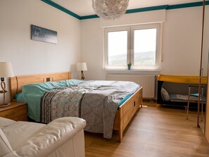 Apartment | 2 bedrooms, individually furnished, iron/ironing board - Ferienwohnung mit Bergblick (Bad Wildungen)