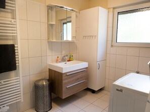 Bathroom - Ferienwohnung mit Bergblick (Bad Wildungen)