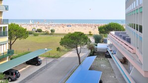 Blick auf einen Strand, im Vordergrund ein Gebäude.