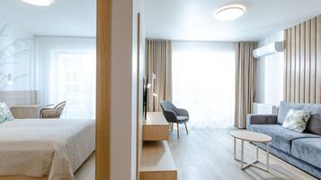 1 habitación, muebles diferentes y tabla de planchar con plancha