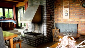 Una cucina accogliente con camino in mattoni, arredamento in legno e un'atmosfera rustica.
