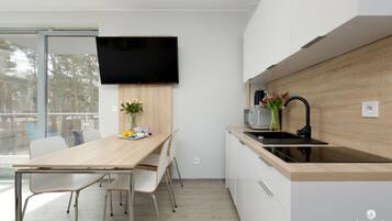 Appartement | Cuisine privée | Bouilloire électrique, chaise haute