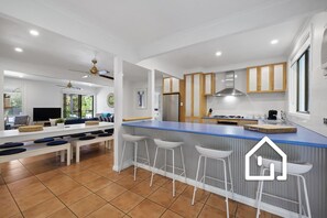 Fridge, microwave, oven, stovetop - Becket Park Veranda & Gardens (Rye)