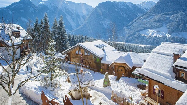 A snow-covered mountain village with wooden houses and a clear view of the surrounding peaks. - Chalet in Wildkogel Near Ski Slopes (Neukirchen am Grossvenediger)