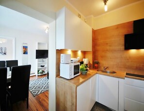Apartamento | Cocina privada | Hervidor eléctrico, tostadora y trona infantil