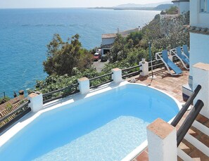 Una piscina techada, una piscina al aire libre