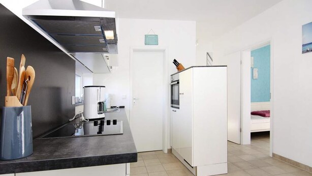 A compact kitchen with a coffee machine, a microwave, and a small refrigerator. - Ferienhaus, Boiensdorf (Boiensdorf)