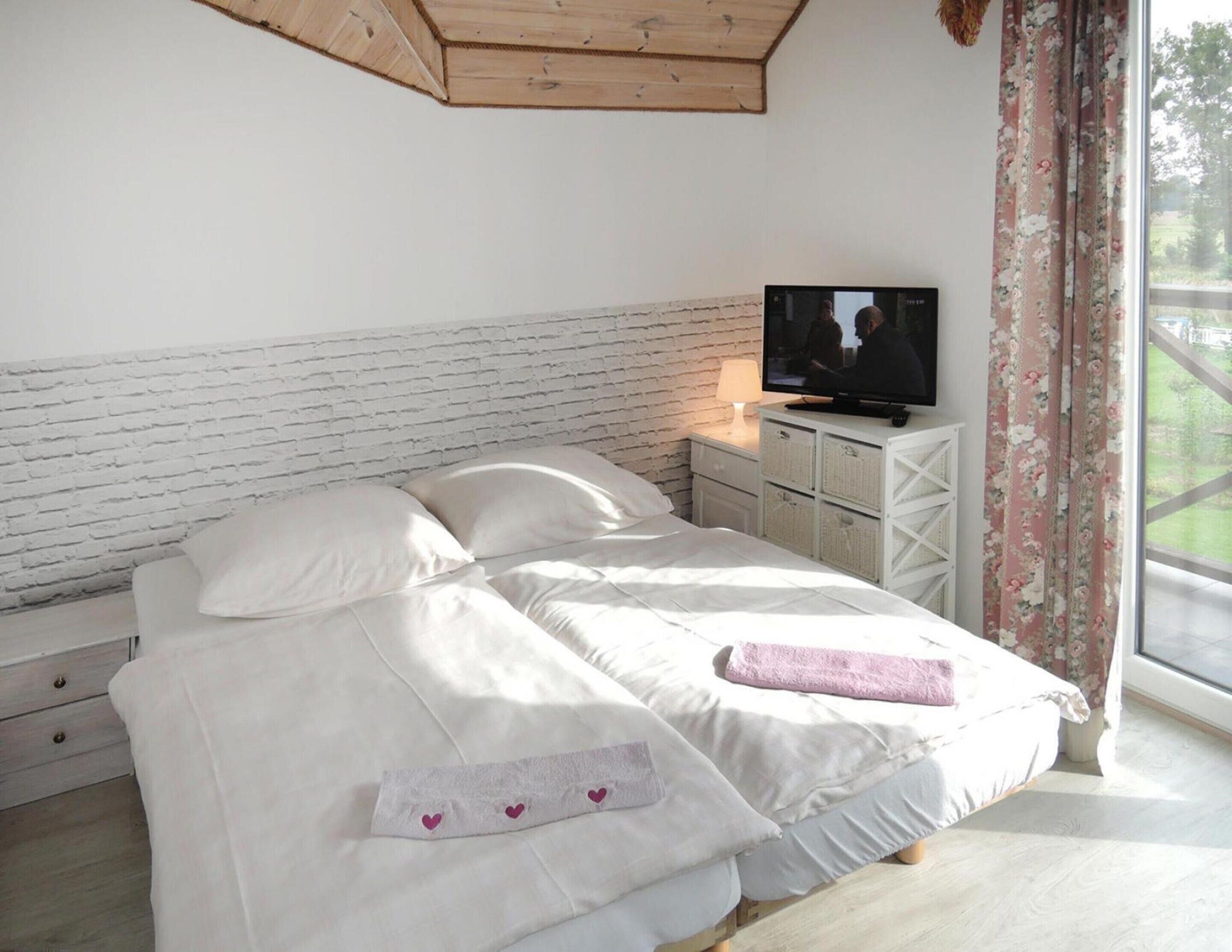 7 عدّة غرف نوم وطراز فريد لكل وحدة وملاءات أسرّة