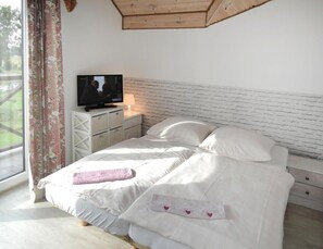 House | 7 bedrooms, individually furnished, bed sheets - Villa in Troszyn by Lake With Natural Beach (gmina Wolin)