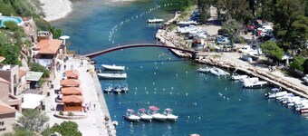 Rivière à 2 Min/wifi Gratuit/clim/piscine Chauffée/2 Chambres/ping-pong/pétanque