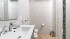 Shower, hair dryer, bidet, towels - Italianway Comfort - Boscovich 23 (Milan)