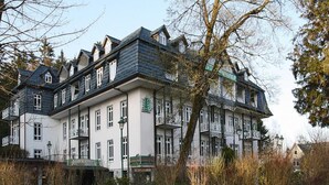 A large, multi-story building with a symmetrical facade, multiple balconies, and a prominent entrance. - Wohnung in Tanne mit Einem Gemeinsamen Pool (Oberharz am Brocken)