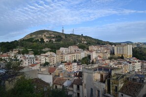 A densely packed urban area with a prominent hill in the background. - Villa Salemi With Pool (Salemi)