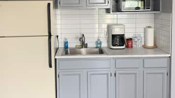 Signature Room | Living area | 32-inch Smart TV with cable channels, Netflix, Hulu