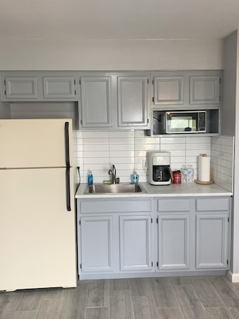 Signature Room | Living area | 32-inch Smart TV with cable channels, Netflix, Hulu