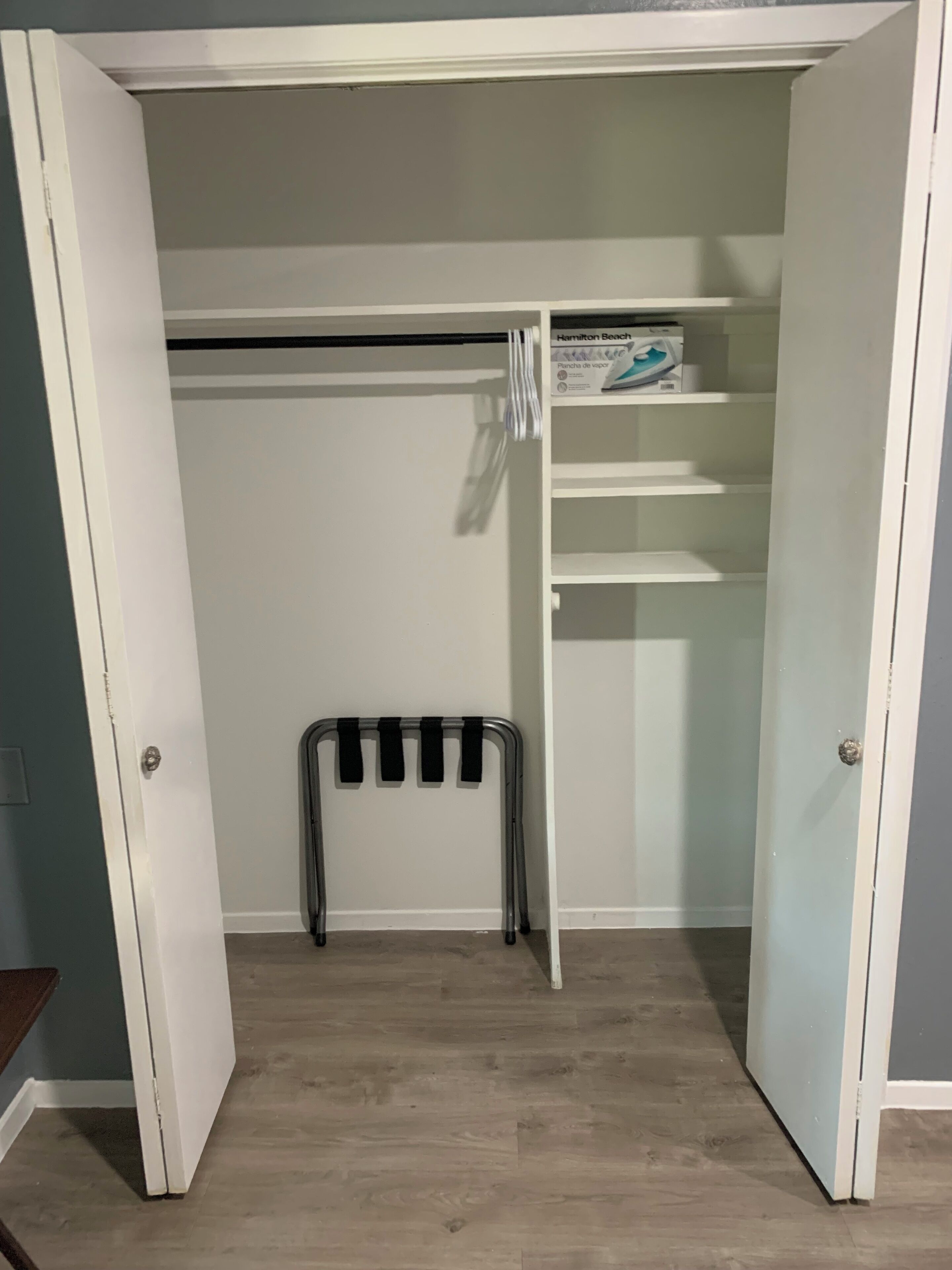 Estudio estándar | Área de sala de estar | Smart TV de 32 pulgadas con canales por cable, Netflix y Hulu 