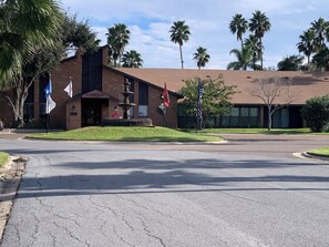 Vista frontal de la propiedad