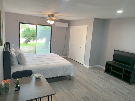 Signature Room | Living area | 32-inch Smart TV with cable channels, Netflix, Hulu