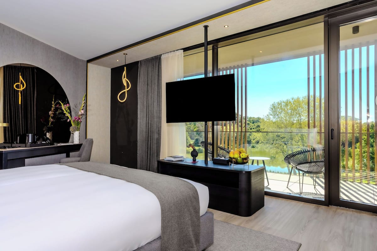 Panoramic Studio, Balcony, Lake View | Hypo-allergenic bedding available, pillowtop beds, minibar, in-room safe