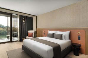 Dobbeltrom – premium, balkong, utsikt mot innsjø | Senger med overmadrass, minibar, safe på rommet og individuelt dekorert