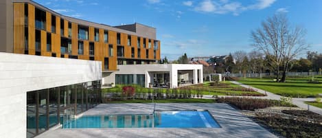 المنشأة من الخارج