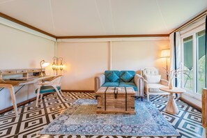 Tenda de campanya de luxe | Sala d'estar | Televisor LED, llar de foc, taula de tennis de taula i llibres