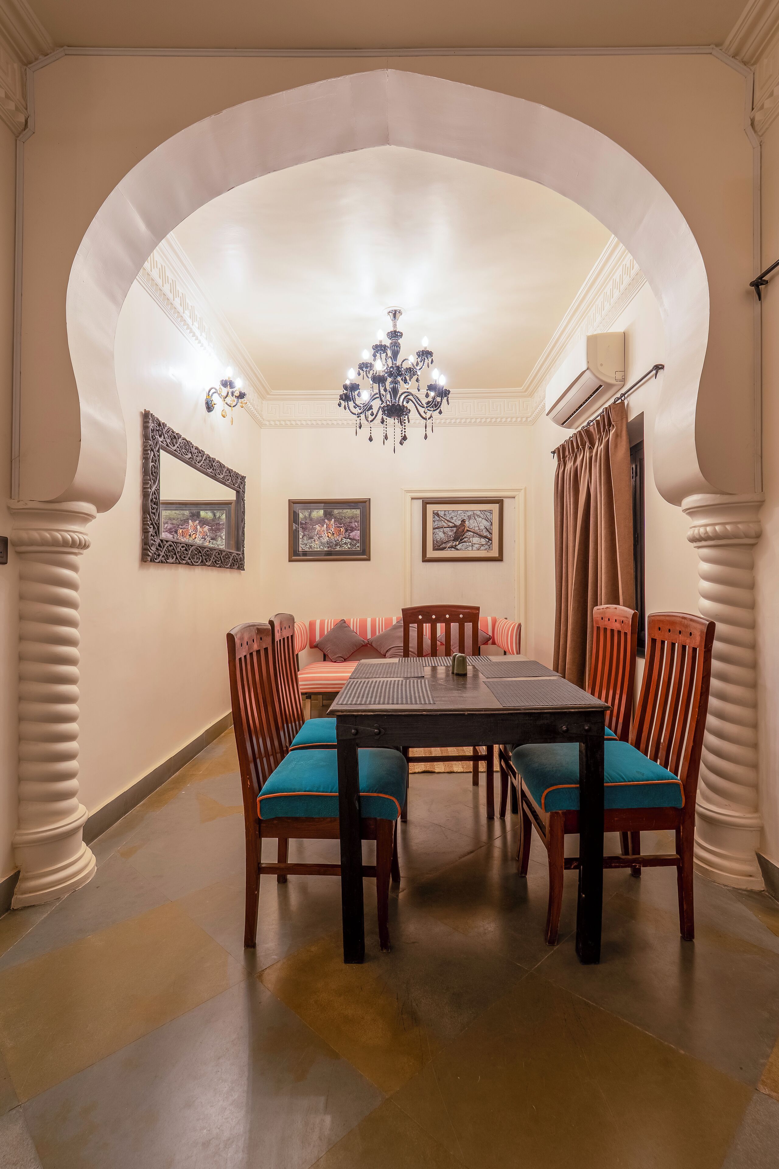 Un espace repas comprenant une grande table, des chaises et un lustre.