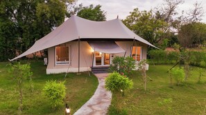 Luxury Tent | Soundproofing, iron/ironing board, free WiFi, bed sheets