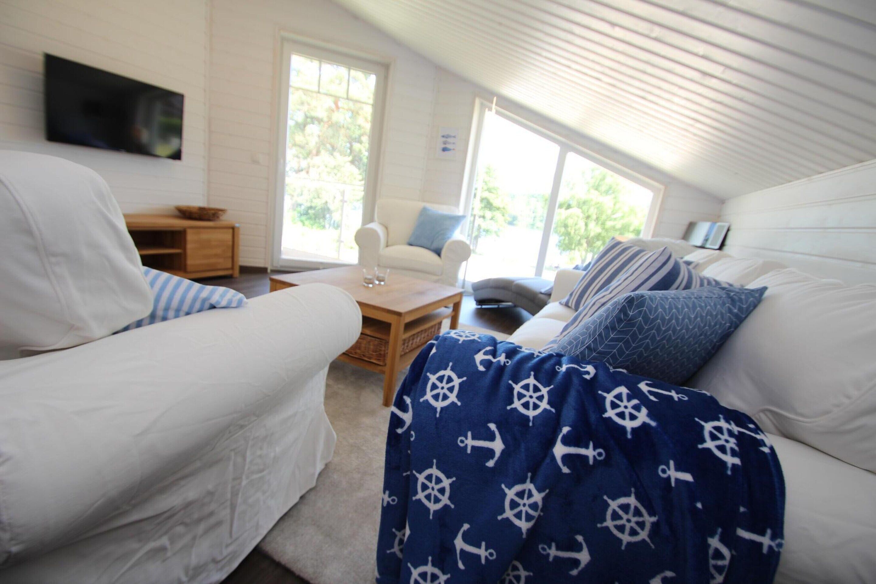 3 habitaciones, muebles diferentes y tabla de planchar con plancha 