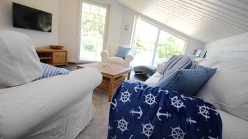 3 habitaciones, muebles diferentes y tabla de planchar con plancha