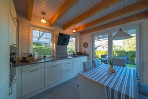 House | Private kitchen | Highchair - Ferienhaus Strandblick mit Sauna am Dummer See (Dümmer)