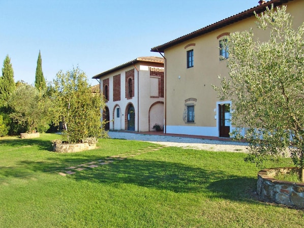 A two-story building with a garden in front. - Agriturismo Poggio al Sole, Vinci (Vinci)