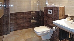 A modern bathroom with a shower, toilet, and sink. - Apartments Spreeidyll, Schlepzig (Schlepzig)