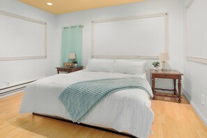 4 bedrooms, iron/ironing board, travel crib, free WiFi - Spacious 4 bdrm home, Close to Lake, Wine, Downtown, Kid Friendly, Self Checkin (Geneva)